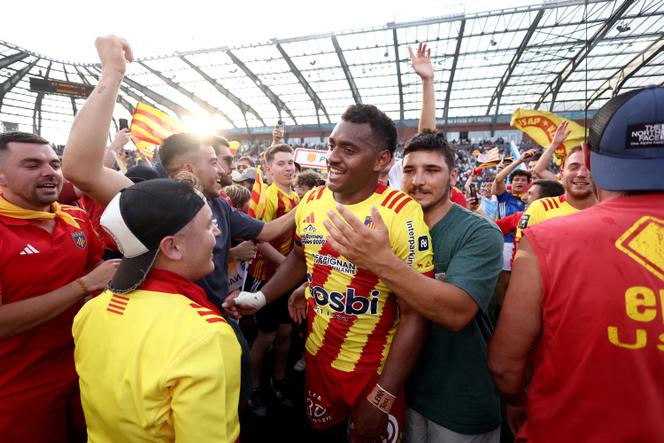Le centre fidjien de l’USAP Alivereti Duguivalu, félicité par les supporteurs perpignanais, après la victoire de son club contre Grenoble, samedi 14 juin, au Stade des Alpes, en match d’accession au Top 14.
