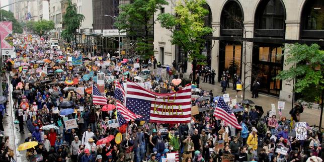 'No Kings' protesters rally in hundreds of US cities on same day as Trump's military parade
