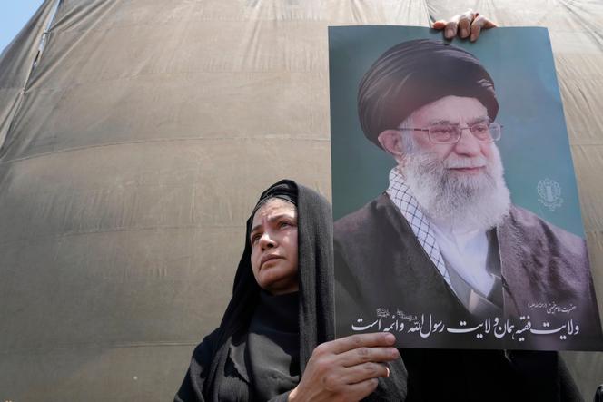 Le portrait de l’ayatollah Ali Khamenei, lors d’une manifestation contre l’agression israélienne, à Téhéran, le 13 juin 2025.