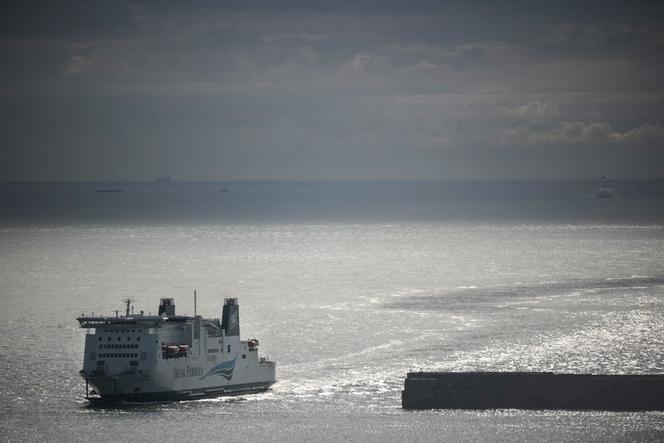 Un navire de la compagnie Irish Ferries navigue vers le port de Douvres, dans le sud de l’Angleterre, le 8 août 2023.