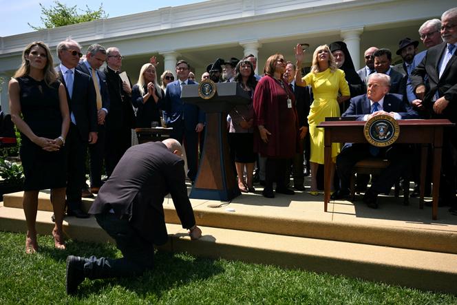 Un homme prie devant Donald Trump, lors d’une « journée nationale de prière » organisée à la Maison blanche, à Washington (Etats-Unis), le 1ᵉʳ mai 2025.