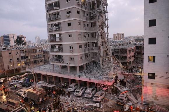 Un immeuble endommagé par la frappe d’un missile iranien, dans le centre d’Israël, le 15 juin 2025.