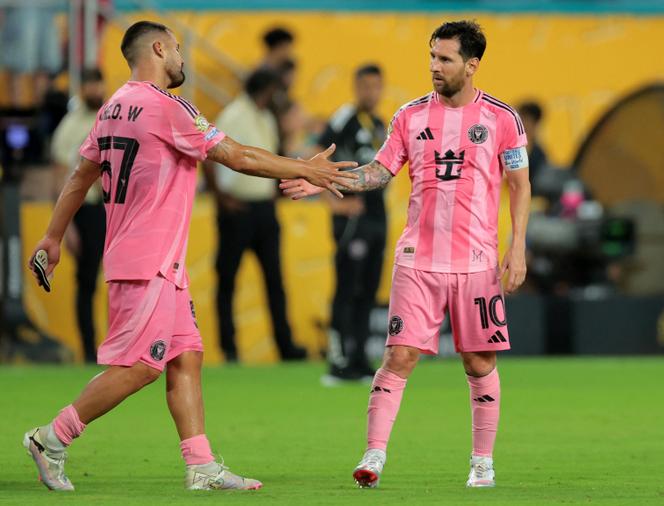 Lionel Messi et son coéquipier Marcelo Weigandt après le match contre Al Ahly