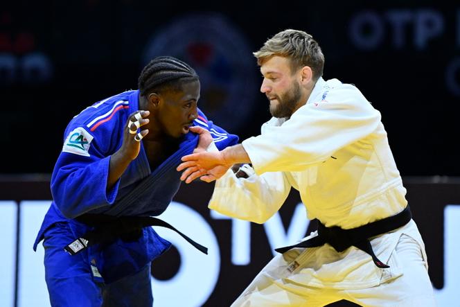 Le Français Joan-Benjamin Gaba (à gauche) lors de son match contre le Suisse Nils Stump, lors des Mondiaux de judo, à Budapest, le 15 juin 2025.