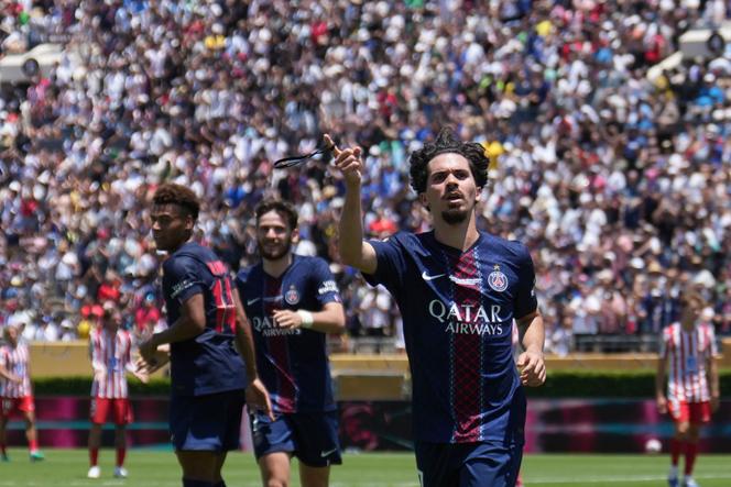 Vitinha célèbre son but inscrit lors du match de la Coupe du monde des clubs entre le Paris Saint-Germain et l’Atlético de Madrid au Rose Bowl de Pasadena, le 15 juin 2025.
