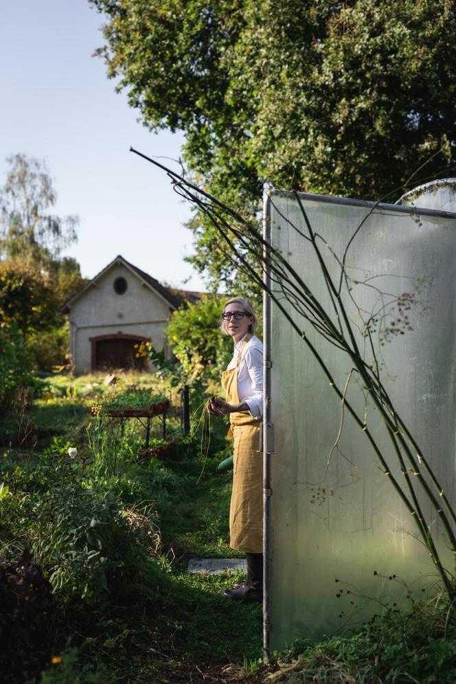 La cheffe Cybèle Idelot, dans le potager du Domaine les Bruyères, à Gambais (Yvelines), en 2023.