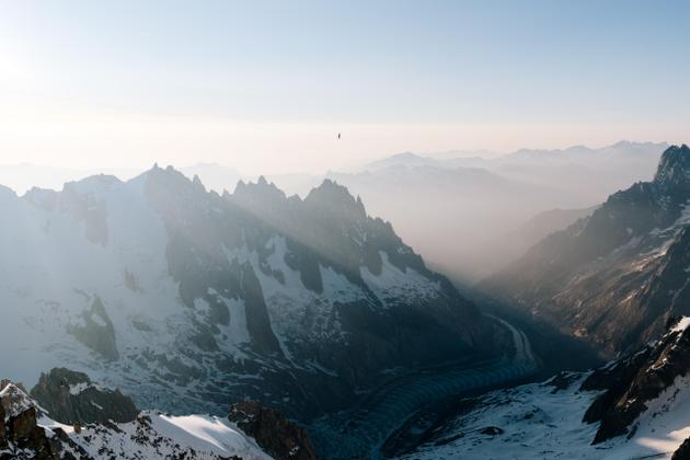 Le highliner (au centre) semble en levitation au-dessus des glaciers.