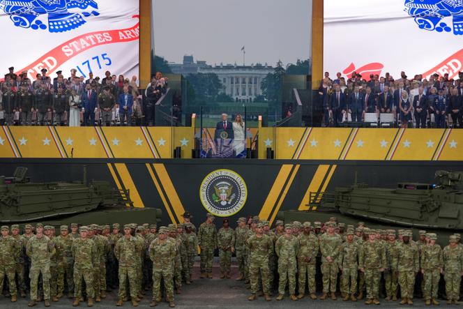 Donald e Melania Trump e soldados americanos durante o desfile militar em Washington em 14 de junho de 2025.