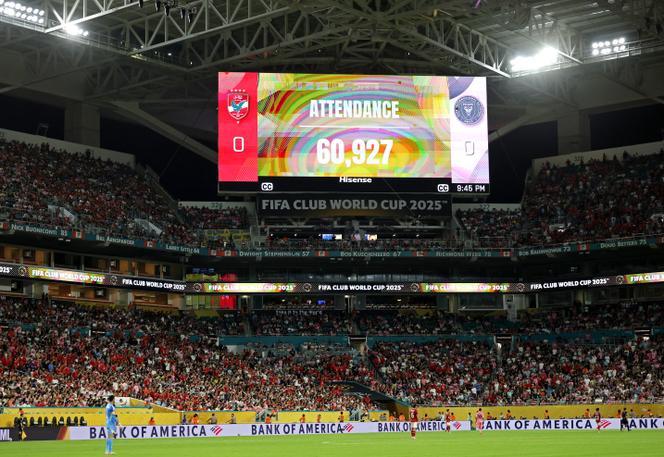 Un écran géant affichant le nombre de spectateurs présents au Hard Rock Stadium de Miami (Floride) pour le match d’ouverture de la Coupe du monde des clubs de football entre l’Inter Miami et l’équipe égyptienne d’Al-Ahly, le 14 juin 2025.