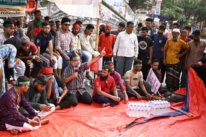 Des manifestants, dont certains ont été blessés, en 2024, lors des manifestations contre l’ancienne première ministre du Bangladesh, Sheikh Hasina, exigeant l’interdiction de son parti, la Ligue Awami, à Dacca, le 11 mai 2025.