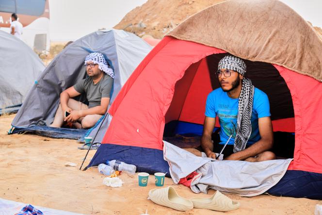 Des membres d’un convoi humanitaire, à Syrte, dans l’est de la Libye, après avoir été empêchés par les autorités de continuer vers la frontière avec Gaza, le 15 juin 2025.