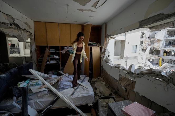Une résidente de Bat Yam, près de Tel-Aviv, en Israël, récupère des affaires dans son appartement après un bombardement de l’Iran sur son immeuble, le 15 juin 2025.
