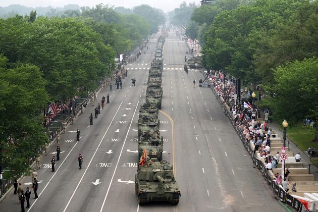Des tanks défilent lors de la célébration du 250ᵉ anniversaire de l’armée américaine coïncidant avec le 79ᵉ anniversaire du président, Donald Trump, à Washington, DC, le 14 juin 2025.