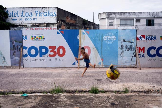 Affiche de la 30e conférence mondiale sur le climat (COP30) à Belem, au Brésil, le 23 mars 2025.