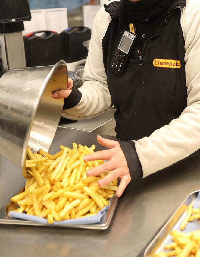 Un employé déverse des frites dans la salle de cuisson de l’usine Clarebout, producteur français de produits de pommes de terre surgelés, à Bourbourg (Nord), le 25 février 2025.