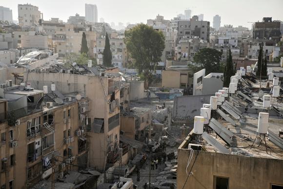 Des secouristes, des policiers et des militaires inspectent un site frappé par un missile iranien, à Bnei Brak, près de Tel-Aviv, en Israël, le 16 juin 2025.