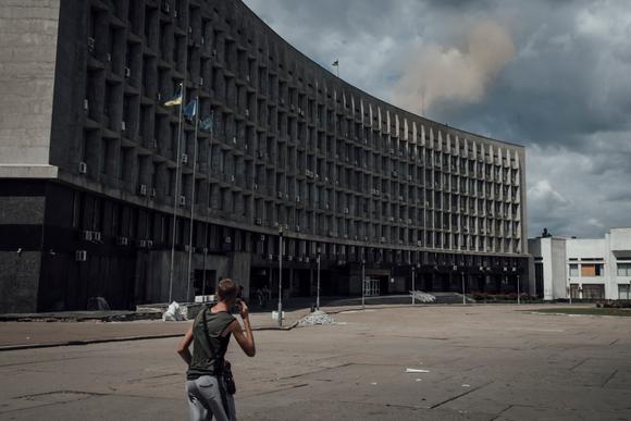 Rus bir Molniya insansız hava aracı (kamikaze tipi bir uçak) Sumy belediye binasının çatısına çarptı ve bir toz bulutu kaldırdı. Saldırı 16 Haziran 2025'te Sumy'de herhangi bir yaralanmaya neden olmadı.