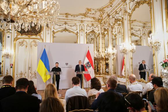 Volodymyr Zelensky et le président autrichien, Alexander Van der Bellen, à Vienne, le 16 juin 2025.