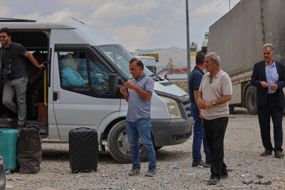 Os iranianos esperam antes de continuar sua jornada, no Bazargan Gurbulak, Gurbulak, Post de fronteira da Turquia em 16 de junho de 2025.