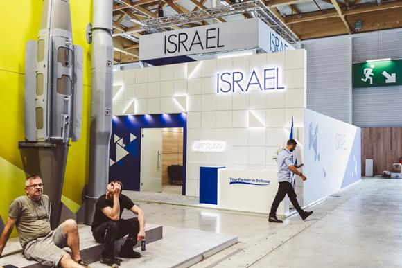 Devant le stand Elbit System, au Bourget, le 14 juin 2025.