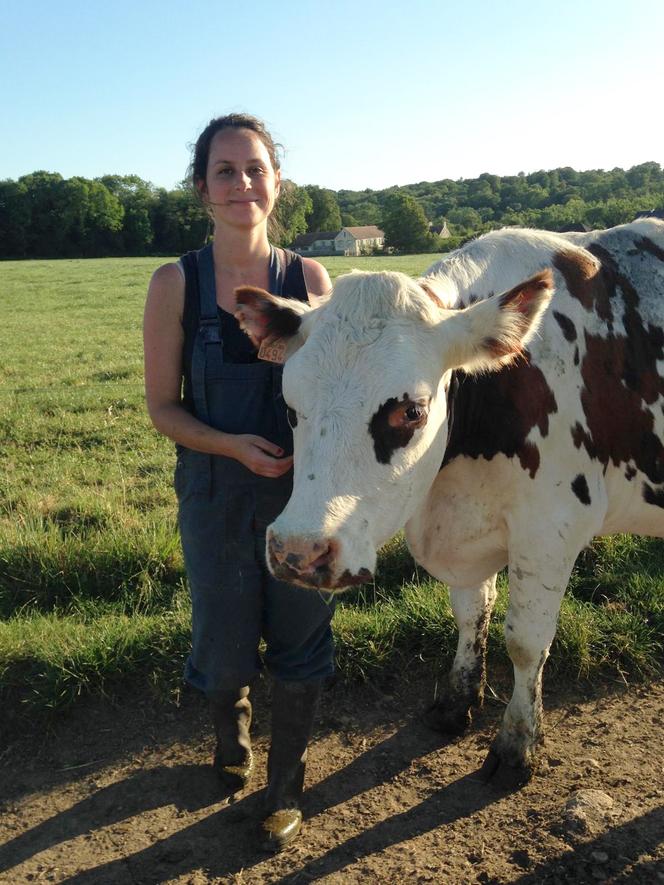 Eugénie Duval et la vache Nalbatros dans la ferme familliale à Gouvix (Calvados), en 2021.