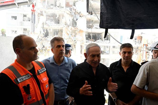 Le premier ministre israélien, Benyamin Nétanyahou, inspecte des immeubles d’appartements démolis à la suite du lancement par l’Iran de missiles balistiques. A Bat Yam, en Israël, le 15 juin 2025.