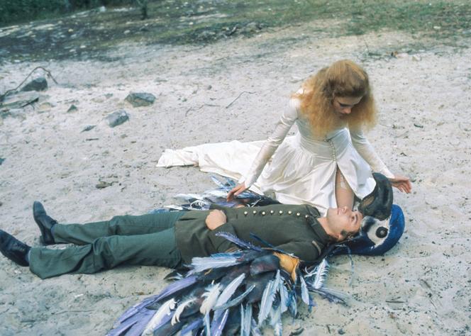 Laura Condominas (Camélia) et Humbert Balsan (L’Homme-oiseau) dans « Un rêve plus long que la nuit » (1976), de Niki de Saint Phalle.