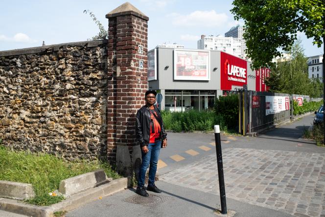 Minkoro a trouvé ses premiers boulots boulevard Félix-Faure, à Aubervilliers (Seine-Saint-Denis). Il était embauché à la journée en tant que manœuvre par des artisans, des entreprises de BTP ou des particuliers. Mardi 10 juin 2025, à Aubervilliers.