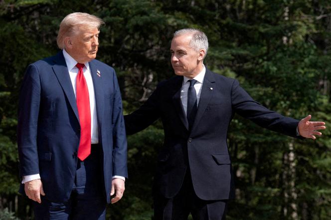 Le président américain, Donald Trump, et le premier ministre du Canada, Mark Carney, au sommet des dirigeants du G7 à Kananaskis (Canada), le 16 juin 2025.
