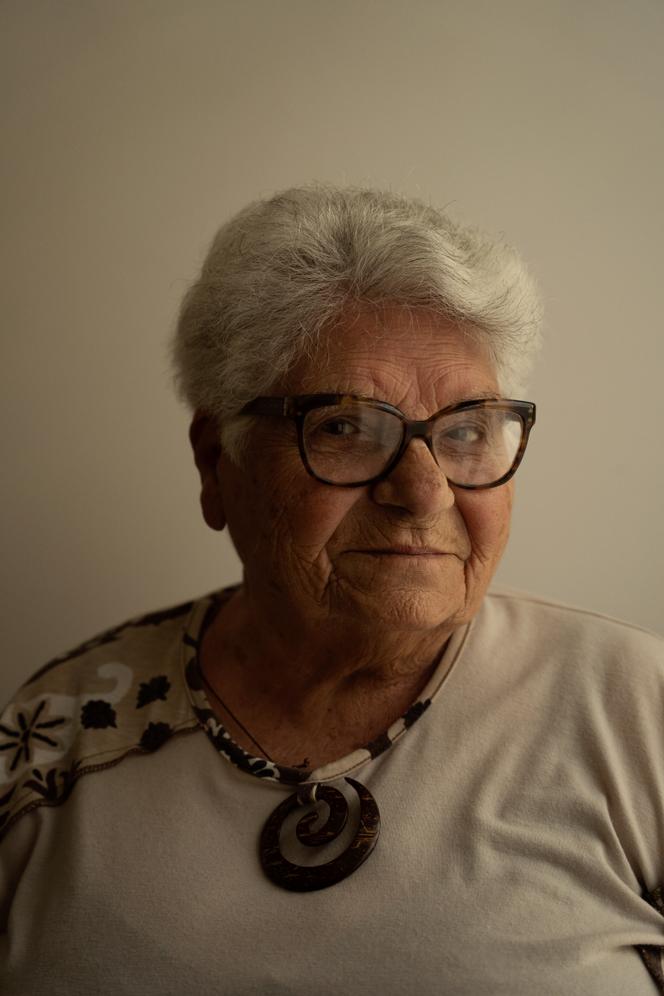 Domenica Vasselli, dans sa maison du Plessis-Trévise (Val-de-Marne), le 11 juin 2025. « Après mon arrivée, mon mari [a trouvé] une chambre d’hôtel dans le 12ᵉ arrondissement de Paris. Je ne me souviens pas du nom, mais l’établissement aurait pu s’appeler “La grande misère”. Un lit pour trois, une table, un évier. » 