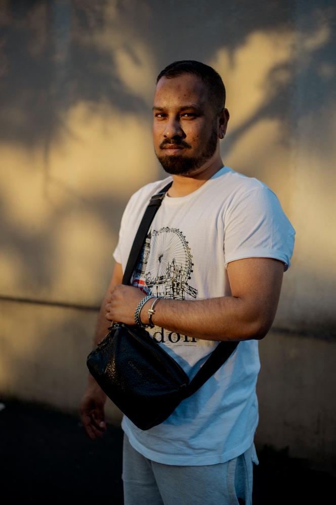 Zaman Khalil, 37 ans, devant son ancienne école primaire du quartier de la Plaine Saint-Denis (Seine-Saint-Denis), en juin 2025.