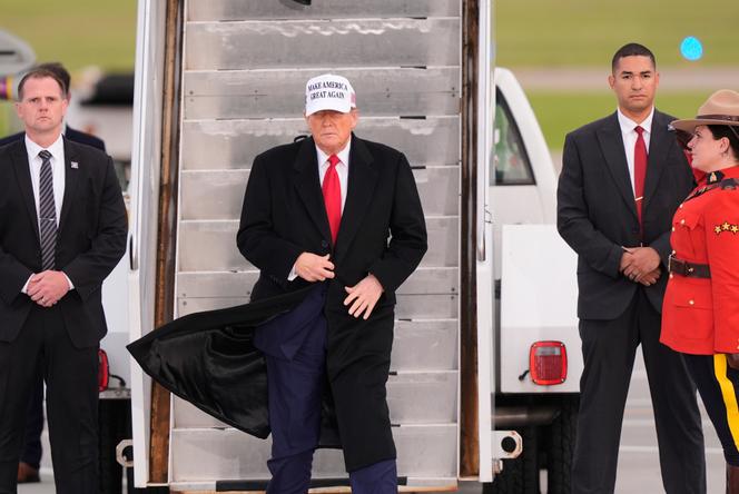 O presidente Donald Trump, durante sua descida da Força Aérea One, no Aeroporto Internacional de Calgary, domingo, 15 de junho de 2025, em Calgary (Canadá), antes da cúpula do G7.