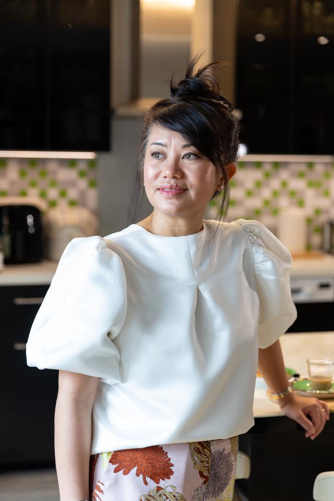 Danielle Phan s’appelait à l’origine Puth-Dany. Mais les autorités françaises ont exigé qu’elle francise son prénom pour être naturalisée. Ici, dans sa cuisine, à Choisy-le-Roi (Val-de-Marne), le 7 juin 2025.
