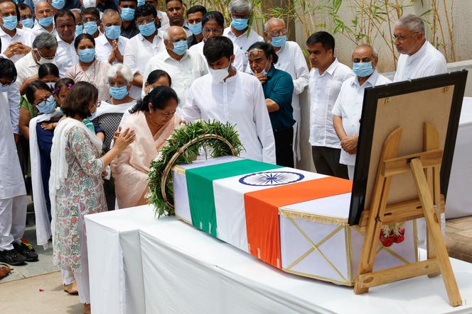 Lors d’une cérémonie de dépôt de gerbe en l’honneur de Vijay Rupani, ancien ministre en chef de l’Etat du Gujarat, mort dans le crash du Boeing 787 d’Air India, devant la morgue d’un hôpital d’Ahmedabad, en Inde, le 16 juin 2025.