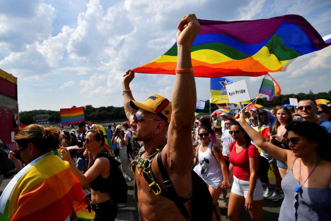 Des personnes participent à la Marche des fiertés de Budapest, le 23 juillet 2022.