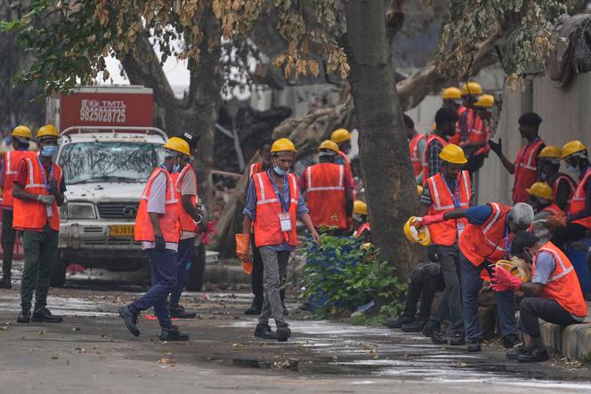 As partes interessadas próximas ao local do acidente fatal do avião da Air India em Ahmedabad, Índia, 16 de junho de 2025.