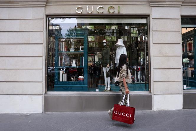 Devant une boutique Gucci, à Paris, en avril 2025.