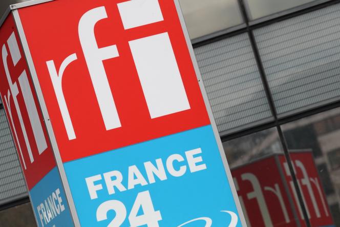 Os logotipos do canal de notícias ao vivo France 24 e Radio France Internationale (RFI), em Issy-les-Moulineaux (Hauts-de-Seine), 9 de abril de 2019.