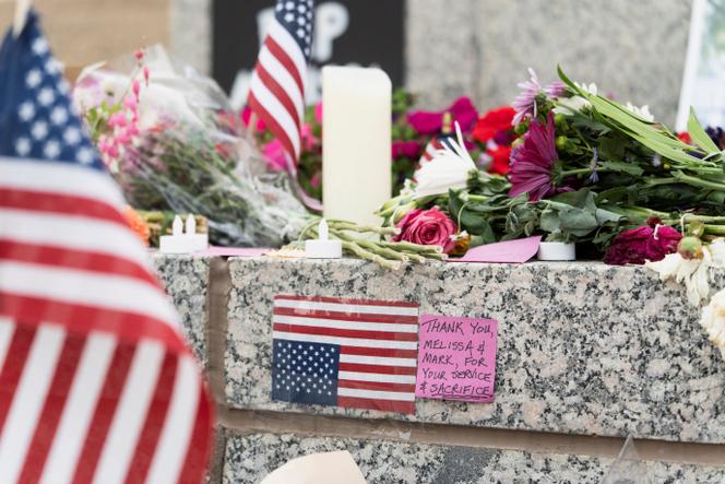 Un mémorial en l’honneur de l’élue démocrate du Minnesota Melissa Hortman et de son mari Mark sur les marches du capitole de l’Etat, à Saint-Paul, dimanche 15 juin. 