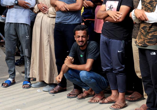 Lors des funérailles de Palestiniens tués par des tirs israéliens près d’un centre de distribution, à l’hôpital Nasser de Khan Younès, dans le sud de la bande de Gaza, le 16 juin 2025.