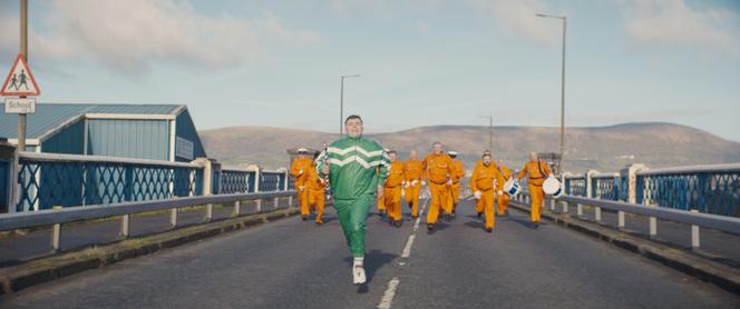 Liam Og O hAnnaidh dans le film « Kneecap ».
