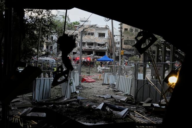 Les services d’urgence sur les lieux d’un impact après des tirs de missiles d’Iran vers Israël, à Tel-Aviv, le 16 juin 2025.
