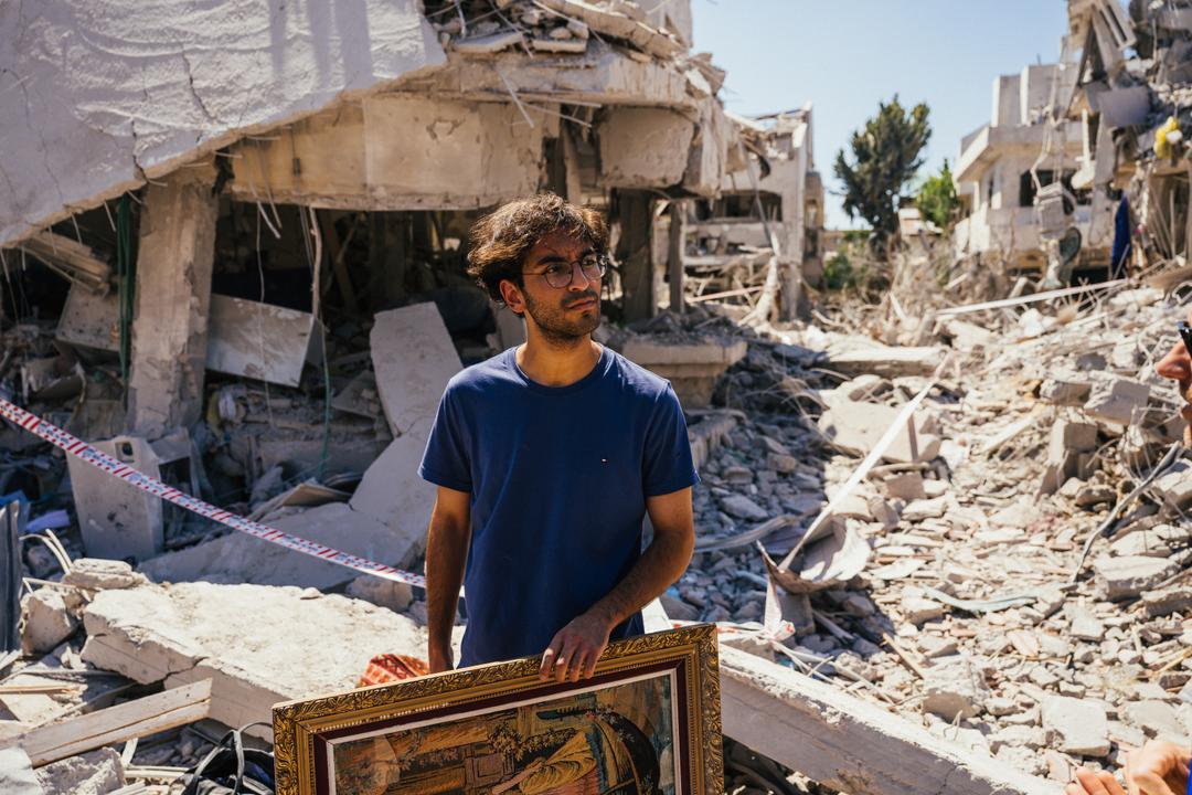 Noam Zion Malkiel dans les décombres de la maison de famille détruite. A Rishon LeZion, près de Tel Aviv, le 14 juin 2025.