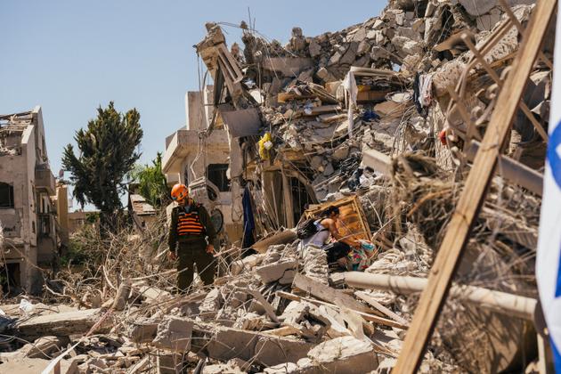 Une équipe de secours dans des décombres, à Rishon LeZion, près de Tel Aviv-Jaffa le 14 juin 2025.