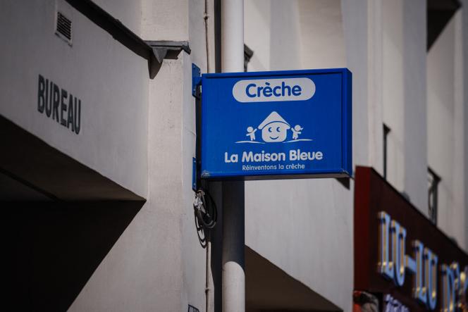 Le logo d’une crèche La Maison bleue, à Paris, le 19 septembre 2024.