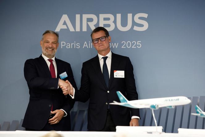 Benoit de Saint-Exupery, vice-président des ventes d’Airbus, et Edward O’Byrne, PDG d’AviLease, lors du Salon international de l’aéronautique et de l’espace, à l’aéroport du Bourget, le 16 juin 2025.