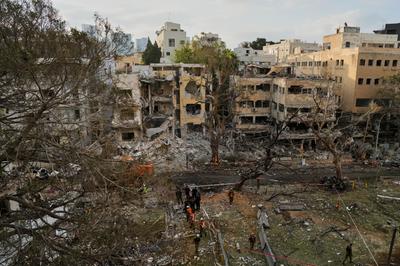 Les services d’urgence sur les lieux d’un impact après des tirs de missile en provenance d’Iran vers Israël, à Tel-Aviv, le 16 juin 2025.