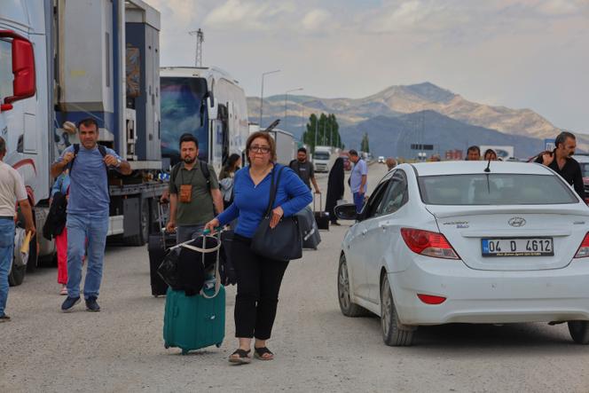 Des Iraniens arrivent au point de passage entre l’Iran et la Turquie à Gürbulak (Turquie), le 16 juin 2025.