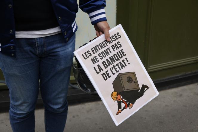 Un travailleur du secteur du bâtiment, lors d’une manifestation pour demander des délais de paiement raisonnables pour les aides MaPrimeRénov’, devant le siège de l’Agence nationale de l’habitat, à Paris, le 12 mai 2025.
