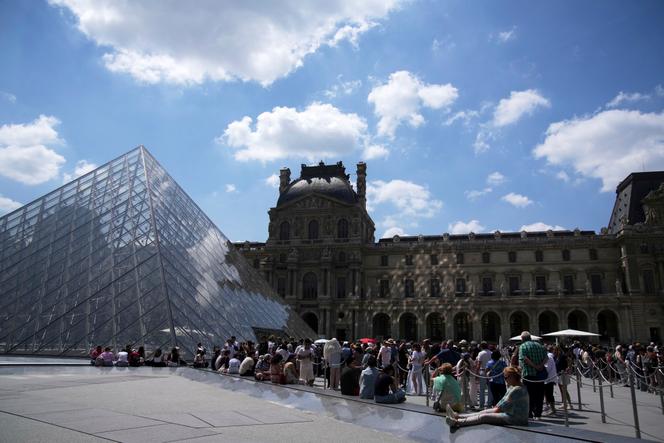 Devant le musée du Louvre, à Paris, le 16 juin 2025.